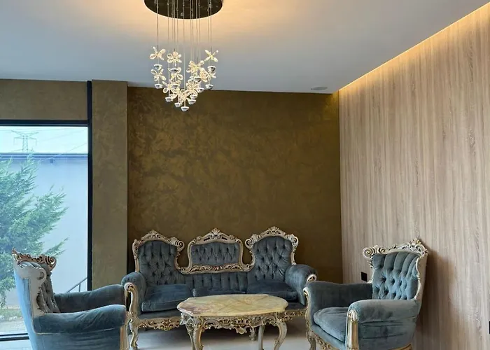 Lezha Park מלון 4*